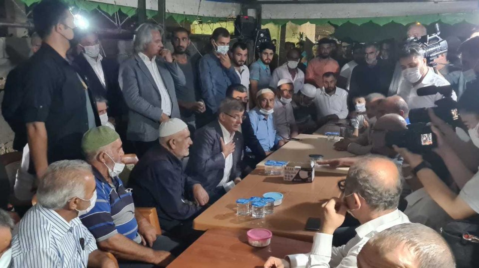 Davutoğlu'ndan Dedeoğulları ailesine taziye ziyareti: Hiçbir şekilde bu meselenin üstü örtülemez